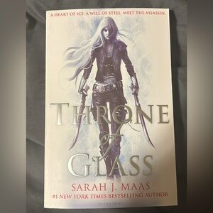 Throne of Glass Paperback